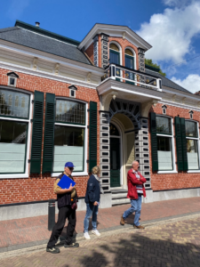 Jan van der Ploeg in Uithuizen aan het werk als Dorpsgids
